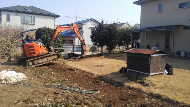 解体工事も一日で終わり、建築確認が下り次第、基礎工事が始まります。