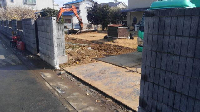 解体工事が始まりました。まずは既存のブロックを一部撤去して、重機の搬入経路を確保します。