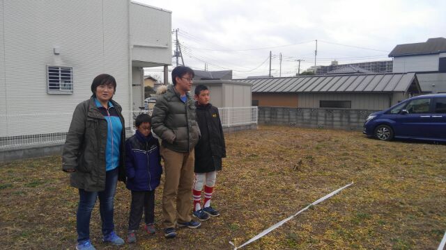 地縄を張り確認していただきました。図面上ではわかりにくかった大きさ。実際に見てみるとその大きさにビックリされていました。