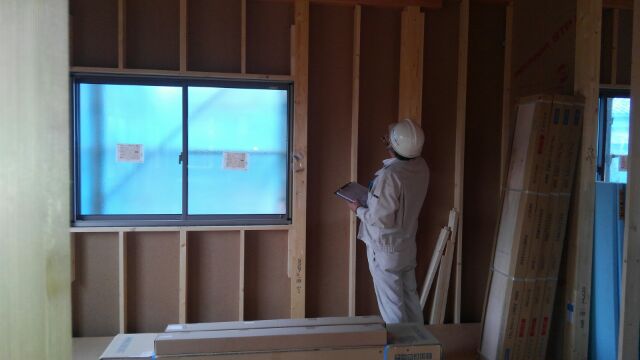 金物や耐力壁など、すみずみまで念入りにチェックされます。いつもどおり合格です！