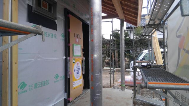 そして、待ちに待った玄関前のポーチ柱。丸型のステンレス製で奥様こだわりの逸品です。これでようやく玄関上の瓦がふけます♪