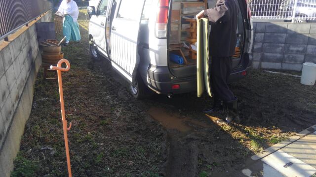 オオット～そこでハプニング発生！宮司さんの車がヌカルミにはまりスリップスリップ！出られませ～ん。