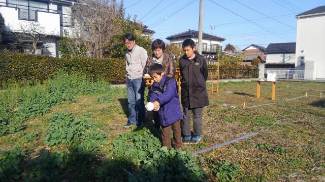 最後はご家族みんなで土地の四方をお浄めです。
