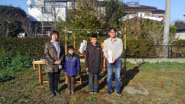 祭壇の前で「ハイチーズ♪」一生の思い出になりましたね。