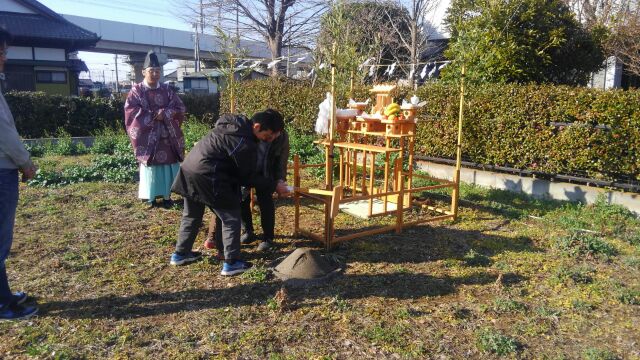 旦那様、奥様、そして子供たち、声高らかに「栄　栄　栄」