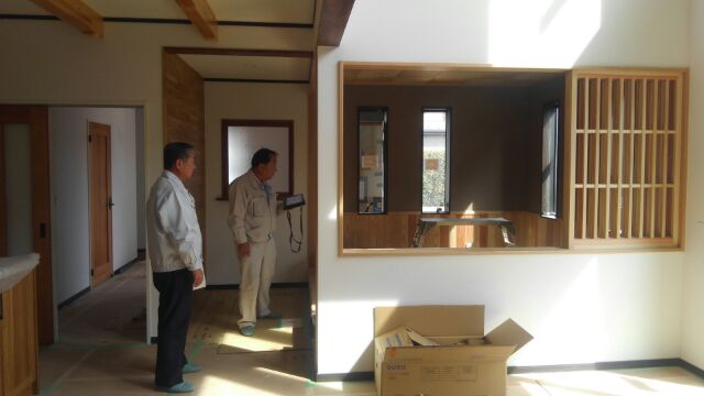 境界からの建物の位置、火災報知器、換気など、様々なところをチェックします。