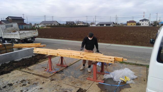 今日は上棟に向けて土台敷きを始めました。まずはいつも通り、土台に防蟻材エコボロンを刷毛で丁寧に塗布します。