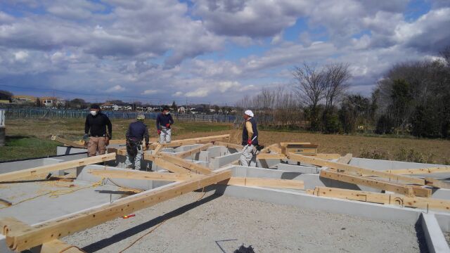 天候にも恵まれ、土台敷きも順調順調！