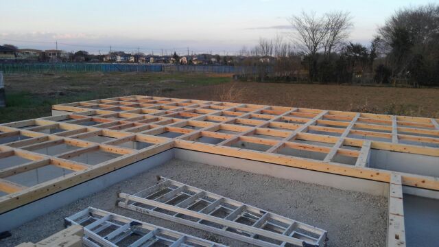 5人がかりで夕方までかかりました。土台の通りも良くキレイな土台に仕上がりました。3月26日大安。いよいよ上棟です。