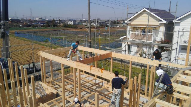 風もなく穏やかな陽気、最高の上棟日和です。
