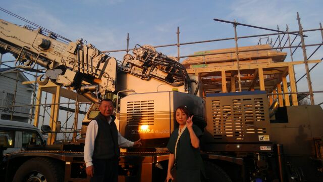 無事上棟が終わりました。新車のクレーンなんと3500万円。通称「ピタ」の前で「ハイチーズ」建物の大きさにお客さまもビックリされていました。