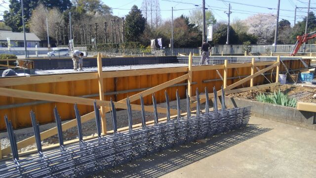 基礎の立ち上がり部分は通常、ユニット鉄筋を使用しています。ユニット鉄筋とは、事前に溶接加工を行って組み上げる、精度の高い鉄筋です。鉄筋のピッチ（間隔）や鉄筋の太さなどを伝えて、鉄筋屋さんにユニットを作ってもらいます。