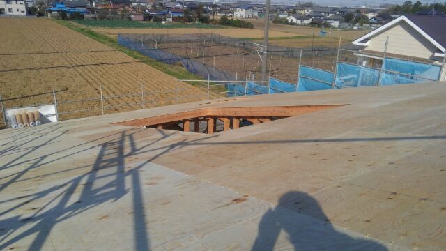 屋根下地、野地が完了です。I様邸では屋根をアイジー工業さんの「スーパーガルテクト」を採用しました。