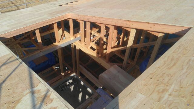 大屋根にポッカリ穴を開け、中庭に日差しを取り込みます。ステキな屋根になりますね！