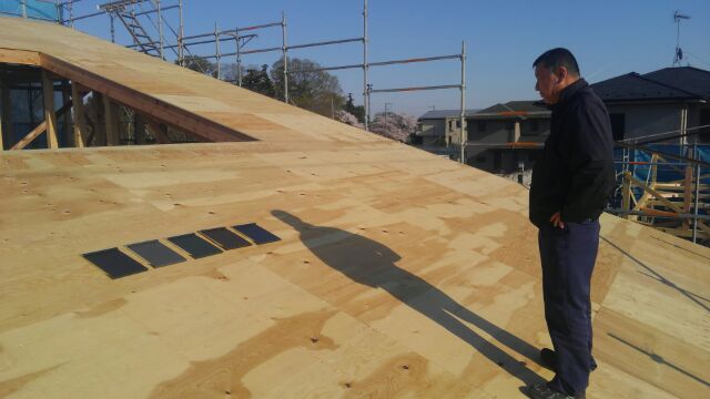 続いてはアルミサッシと屋根材の色決めです。5色の中から選んで頂きました。