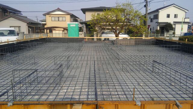 いつも通りにまっすぐ通った餅網（もちあみ）鉄筋、とってもキレイに組上がりです。