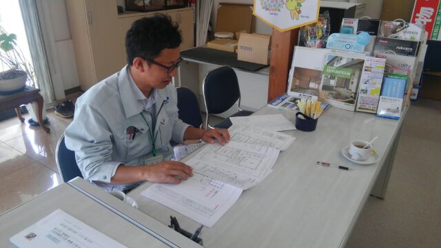 今日は弊社事務所でO様邸の構造材、プレカット（建築現場での加工を減らすため、素材などをあらかじめ切断しておくこと）の打ち合わせです。プレカットした構造材が4月16日に搬入、上棟が18日（大安）に決定です！「平屋建ての小屋裏付き」今から上棟が楽しみです。