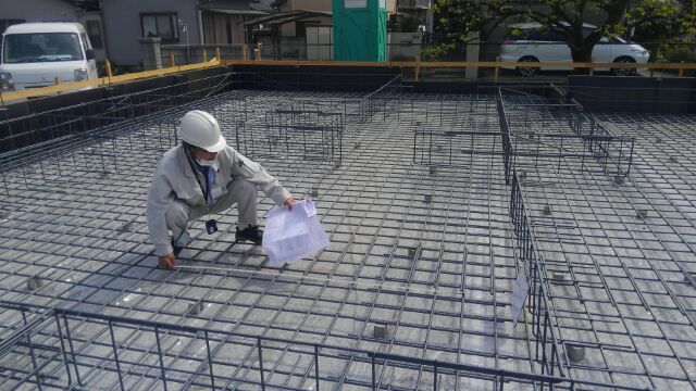 境界からの位置の確認、鉄筋のピッチ（間隔）など細かくチェックします。いつもどおり指摘事項なし！イッパツＯＫでした。