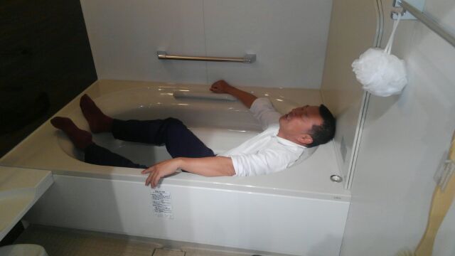 まずは旦那様の大好きなお風呂、ユニットバスを体感です。本当に湯船につかっているI様寝てしまった？