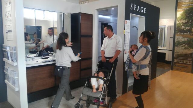 お次は洗面台。旦那様金額を見てビックリ！そんなにするの～！でもいいものはヤッパリいいですね♪