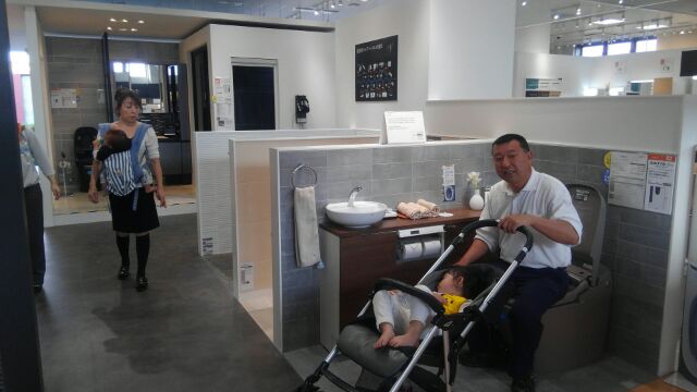 少し疲れた旦那様は新商品の便器に座り一休み。