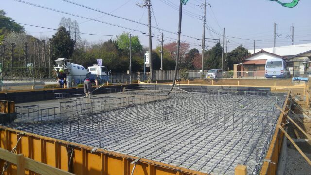 基礎工事耐圧盤のコンクリート打設が始まりました。