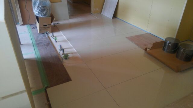 O様邸ではキッチンの立位置、洗面所、脱衣所の床が600角タイルの仕上がりとなります。間もなく内部のタイル工事が終わりそうです。