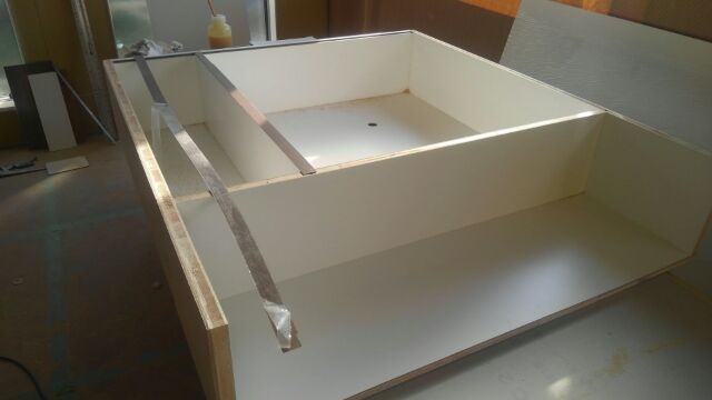 建物内では大工さんが家具作りを始めています。