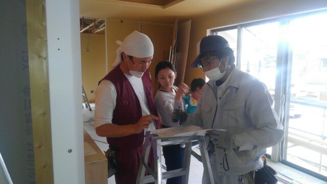 電気屋さんとかるく打ち合わせ。「リビングのダウンライトを増やしたいかな～」と、天井のクロス下地が完了していましたが、電気屋さん快く「了解です。配線しておきます！」うちの下職さんみんないい人（＾＾）私の宝物です。