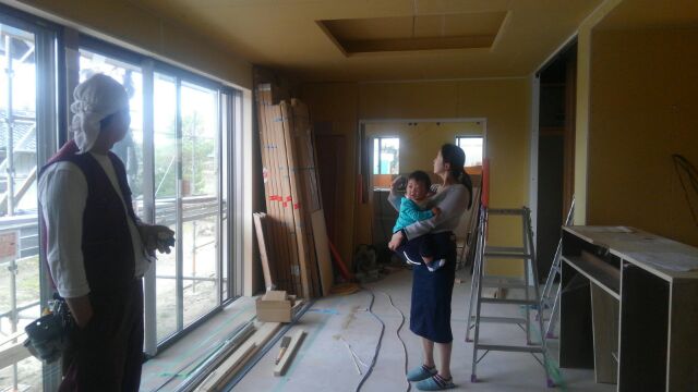 奥様とお子様が現場の進捗状況を見に来られました。
