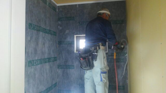 玄関の近くにトイレがある為、壁に遮音シートを施工しました。これで音漏れが軽減できますね。