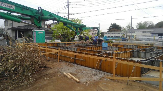 基礎工事、枠組みが終わり、本日立ち上がりのコンクリート打ち込みです。