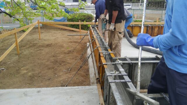 ポンプ車で型枠に流し込み、バイブレーターとトンボを使って丁寧に打ち込みます。ただ、バイブレーターのかけすぎには要注意。かけすぎてしまうと生コンの骨材（砕石）が沈みすぎてしまい、基礎の強度が落ちてしまいます。