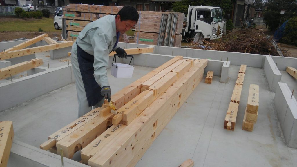 上棟に向けて土台敷きの始まりです。まずはいつも通り防蟻剤のエコボロンをキッチリ刷毛で塗布します。