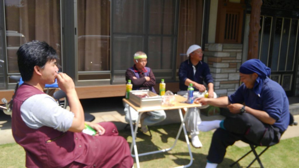 屋根下地、野地（屋根下地に張る板）が終わり一段落。10時休憩、お客さまからの差し入れで大工さんも「モグモグタイム」です♪