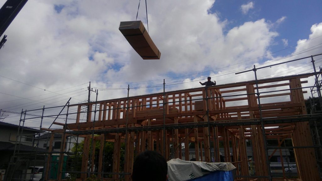 朝から雨の降る中の上棟。午後には雨もやみ上棟、棟上げ完了です。雨のせいで写真がほとんど撮れなかった～残念！