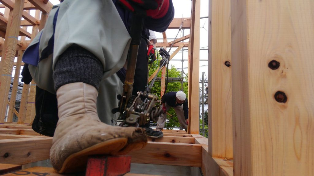 上棟後いつも通りの歪みつき。キッチリカッチリ歪みを取ります。