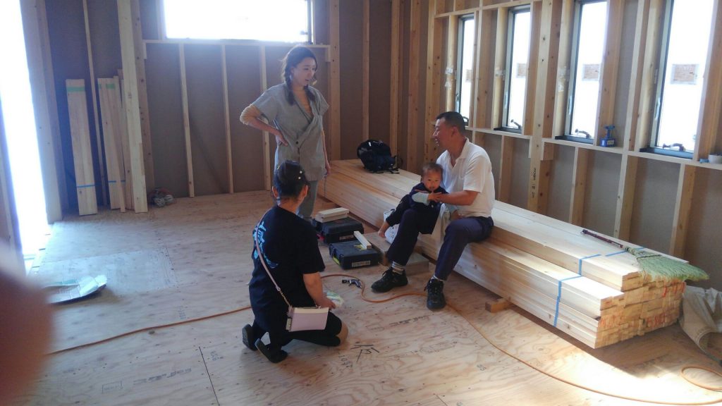 今日は現場で室内ドアの打ち合わせです。旦那様、奥様、娘さん、そしてお孫さん。にぎやかに楽しく、打ち合わせのスタートです♪