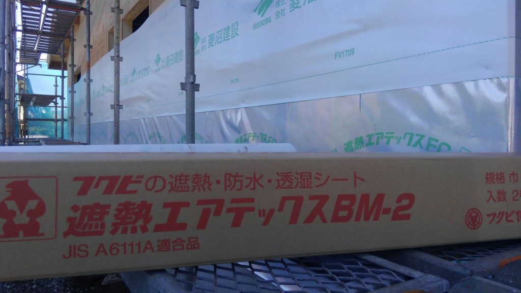 ノボパン施工が一段落して、次は透水防湿シート張りです。弊社では、遮熱タイベックシートを採用しています。少しでも冬暖かく、夏涼しく住まえる家そんなことも考えています。