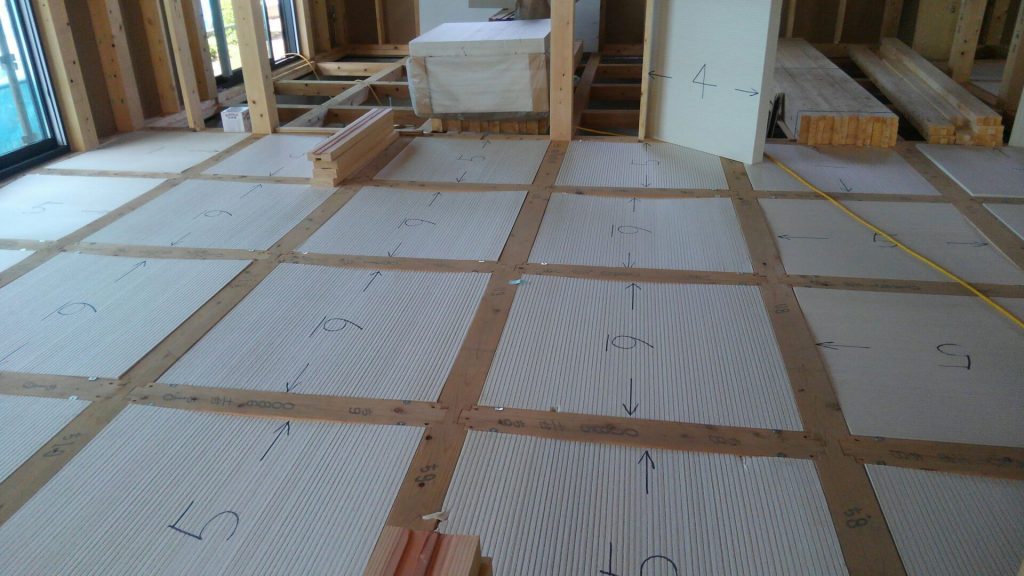 建物内部では大工さんが床下断熱材を入れ始めました。隙間なくキッチリ施工です。