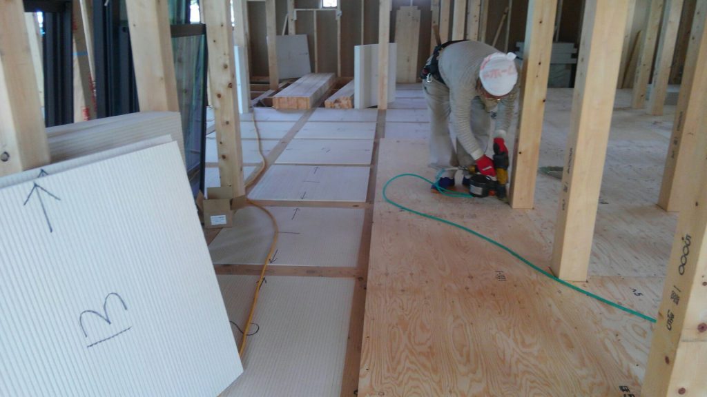 床下断熱材入れが終わり、続いては床下地、構造用合板貼りです。ボンドを塗ってN75の釘で150㎜以内のピッチ（間隔）でとめていきます。