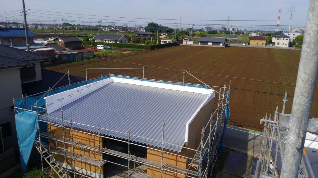 ガレージの屋根、折板屋根が完了です。