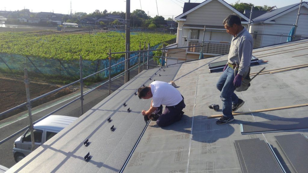 と、そこへ打ち合わせが終わって旦那様登場！「俺もやってみたいんだけど」屋根工事、板金屋さんのお手伝い♪なかなかできない体験ですね。