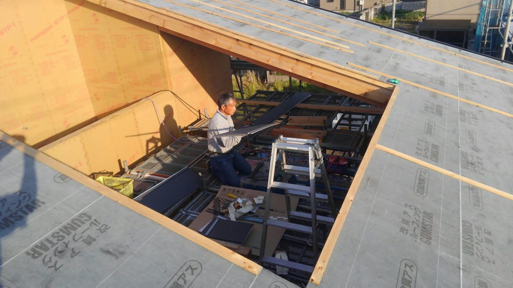 屋根の上では板金屋さんが屋根工事をはじめています。