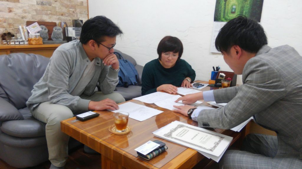 Ｔ様いつになく真剣なまなざしです。そして奥様は椅子に座らず床にぺタ～打ち合わせの時もそうなんです（＾＾）