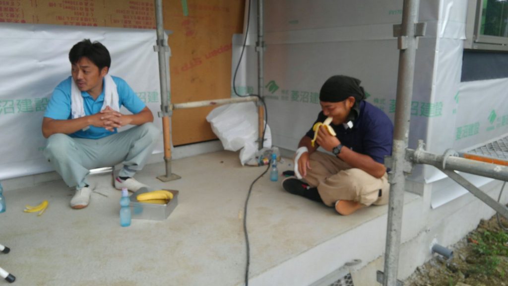 お客様からの差し入れです。大工さんバナナをパクリ！3時の休憩「モグモグタイム」のはじまりです。力をつけて、もうひと頑張り！