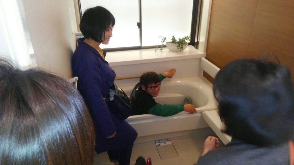 本日のメインはユニットバス。実際に中に入って動線を確認。