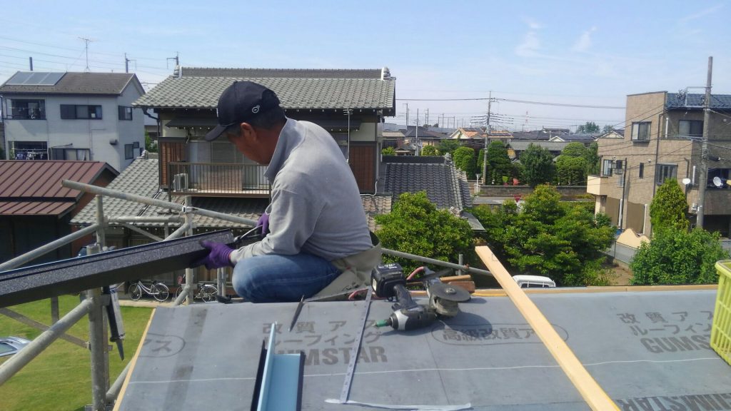 板金屋さんが屋根工事を開始しました。