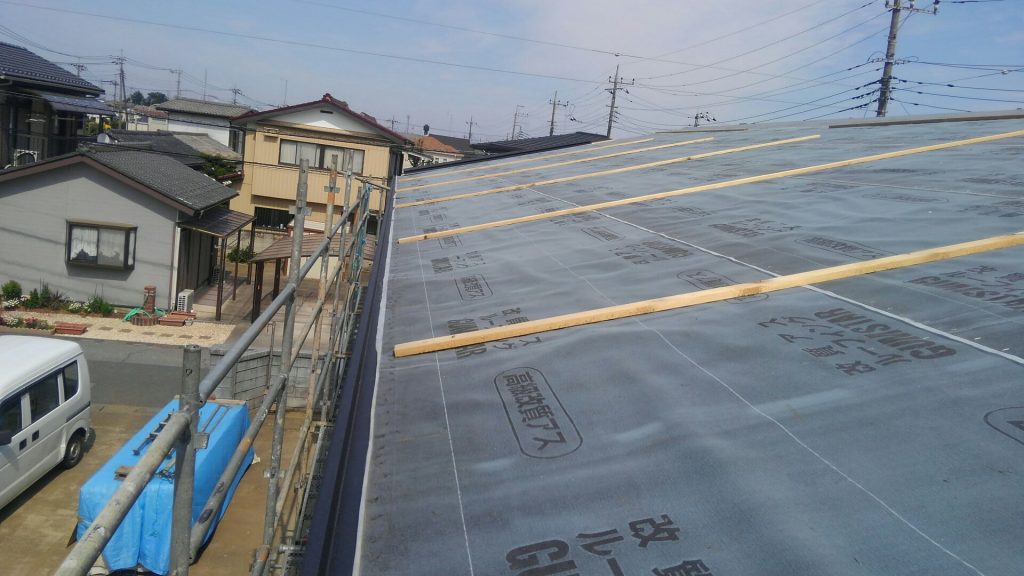 まずは屋根を囲い込む部材の唐草とケラバ水切りの取付から始めます。ケラバとは屋根の外側の出っ張っている部分で、雨桶が付いていない側のことを言います。天気が良すぎて大変そうです。