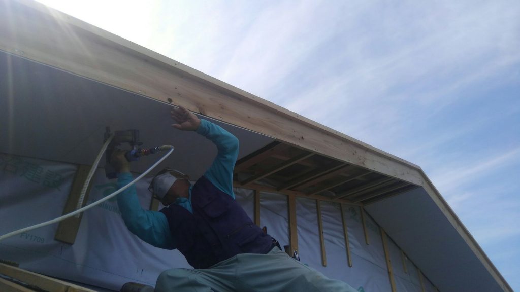 そのころ大工さんも外仕事。軒天（軒裏）の不燃材、ケイカル板の施工です。あともう少しで完成です。